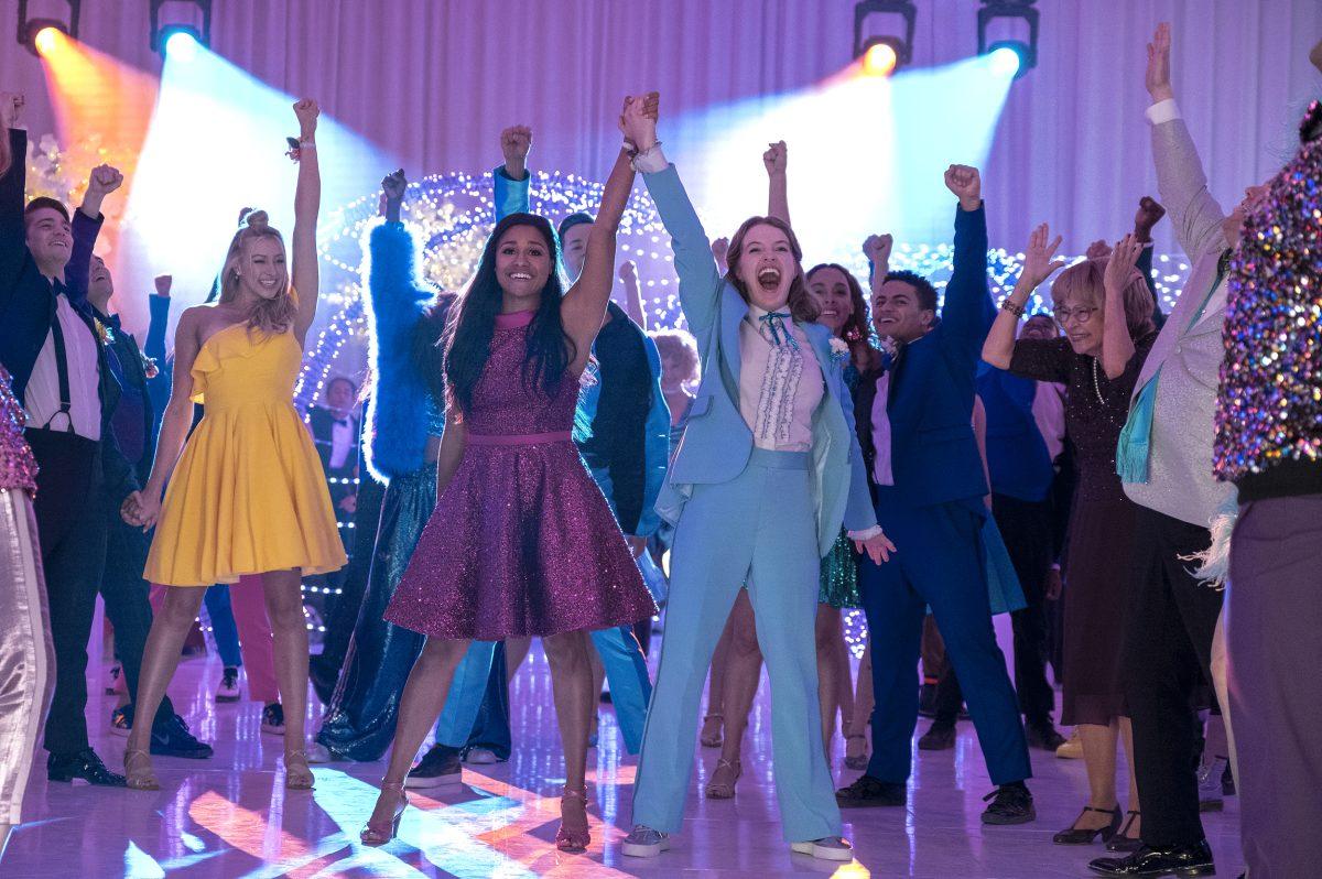 THE PROM (L to R)  NICO GREETHAM as NICK, LOGAN RILEY HASSEL as KAYLEE, ARIANA DEBOSE as ALYSSA GREENE, ANDREW RANNELLS as TRENT OLIVER, JO ELLEN PELLMAN as EMMA, SOFIA DELER as SHELBY, NATHANIEL POTVIN as KEVIN, TRACEY ULLMAN as VERA, JAMES CORDEN as BARRY GLICKMAN in THE PROM. Cr. MELINDA SUE GORDON/NETFLIX © 2020