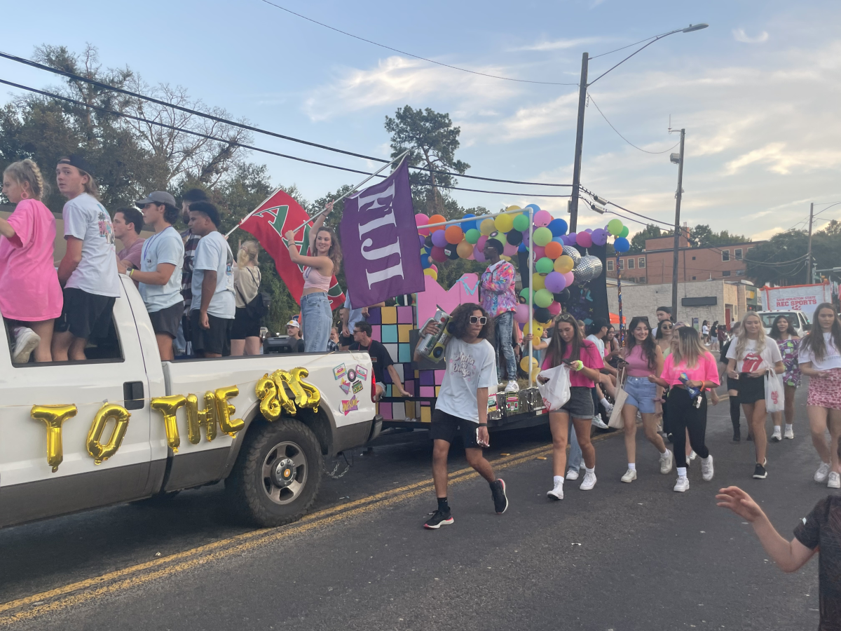 Homecoming '80's themed parade rocks Huntsville