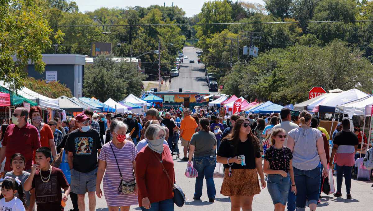 Over the weekend, visitors of the Fair on the Square packed the streets in downtown Huntsville. Huntsville-Walker County Chamber of Commerce asked people to wear masks and try to practice social distancing at the event. 